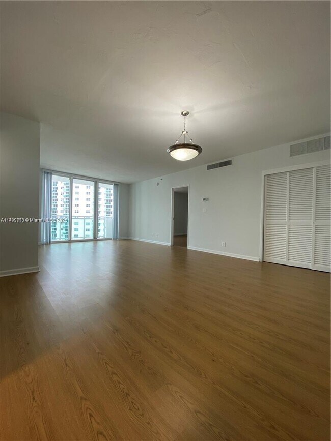 3001 S Ocean Dr in Hollywood, FL - Building Photo - Building Photo