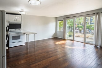 201 2nd St S, Unit 105 in Kirkland, WA - Foto de edificio - Building Photo
