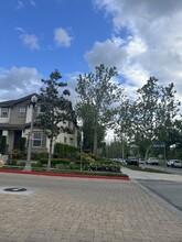 24098 Stone Creek Dr in Santa Clarita, CA - Foto de edificio - Building Photo