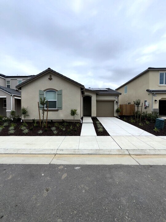 279 Lucas Ave S in Madera, CA - Building Photo