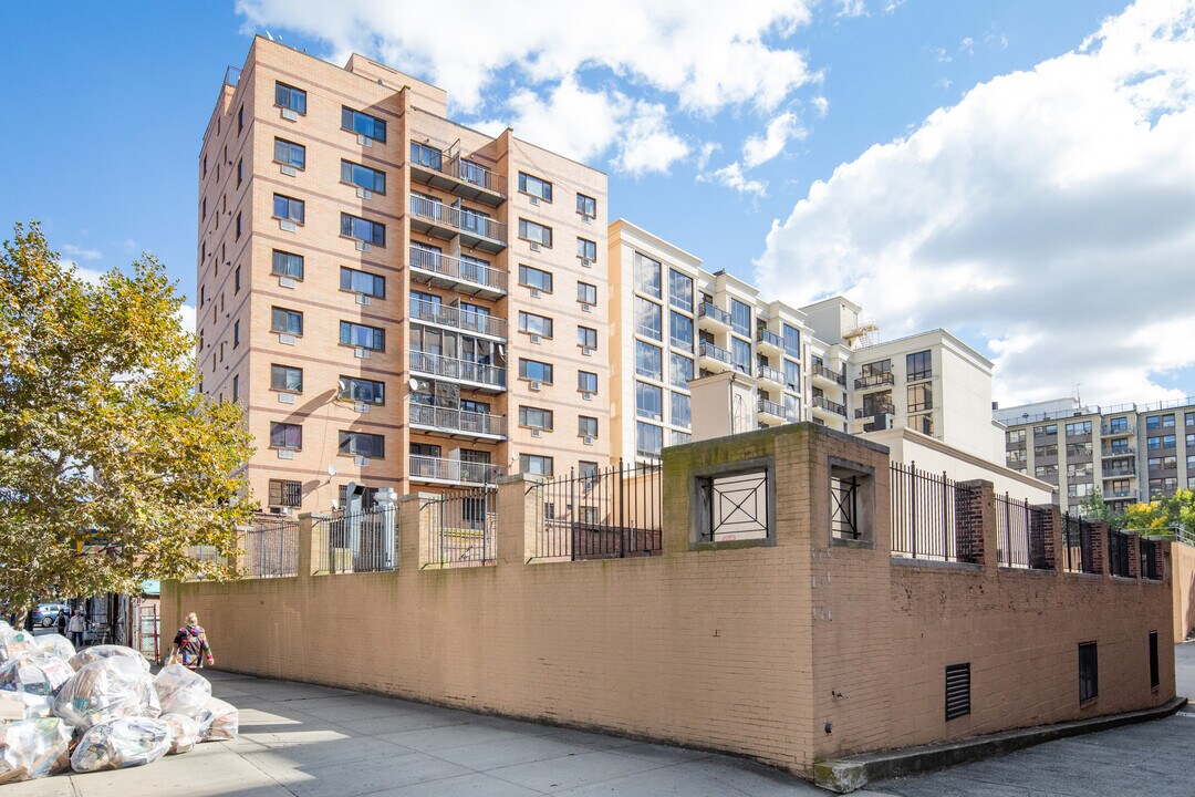 Bagga Tower in Rego Park, NY - Building Photo