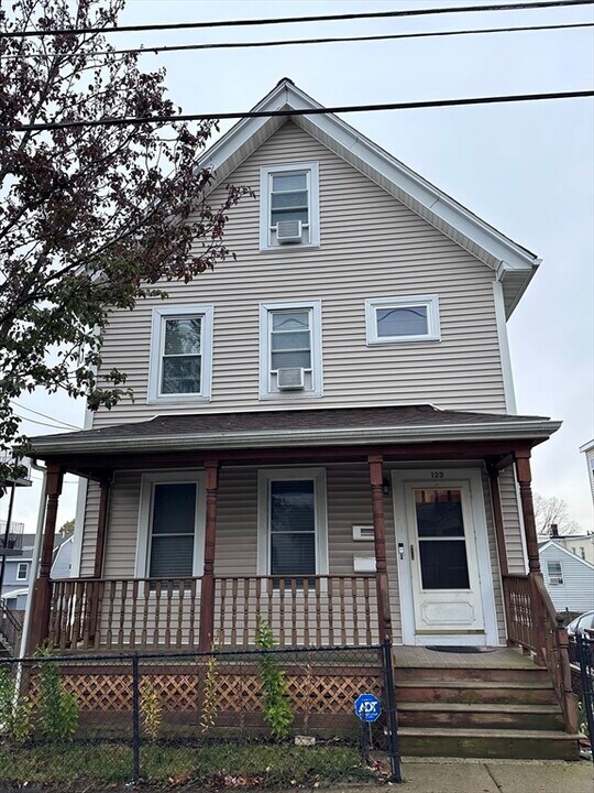 123 High St, Unit 1 in Everett, MA - Building Photo