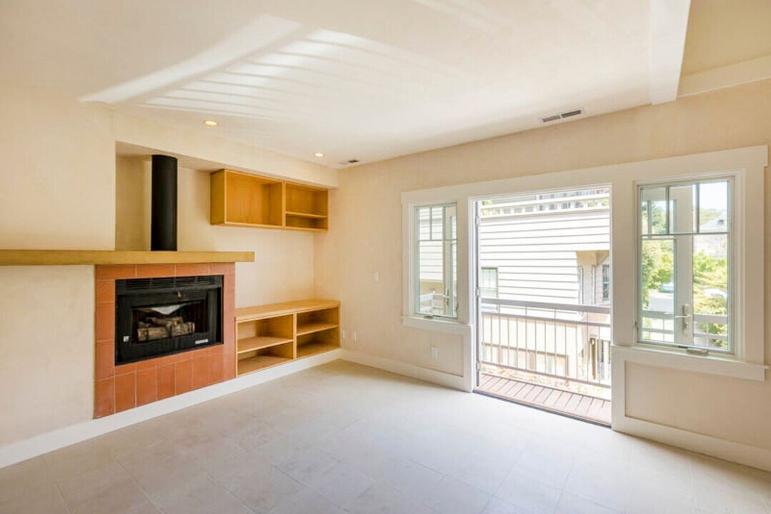 6449 Benvenue Ave in Oakland, CA - Building Photo