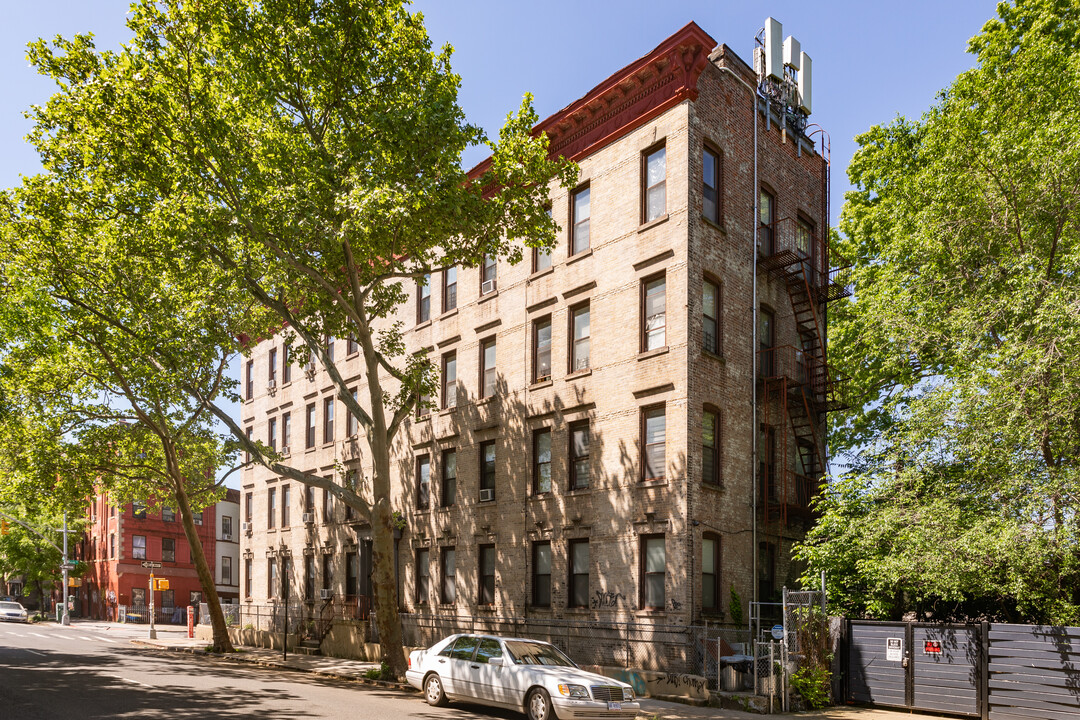 112 Howard Ave in Brooklyn, NY - Building Photo