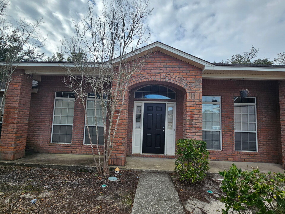 2037 Hawthorne Dr in Navarre, FL - Building Photo