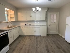 1001 Washington St in Brenham, TX - Building Photo - Building Photo