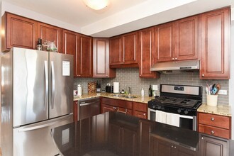 1220 W Belmont Ave, Unit 3 in Chicago, IL - Building Photo - Building Photo