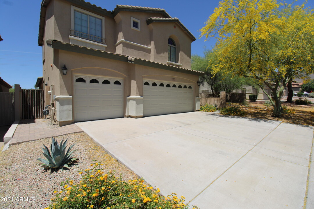 9876 E Bahia Dr in Scottsdale, AZ - Foto de edificio