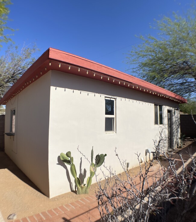 property at 1728 E Waverly St
