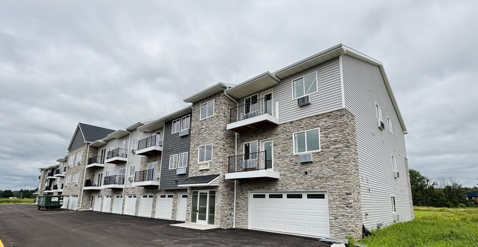 Evora in Hobart, WI - Foto de edificio
