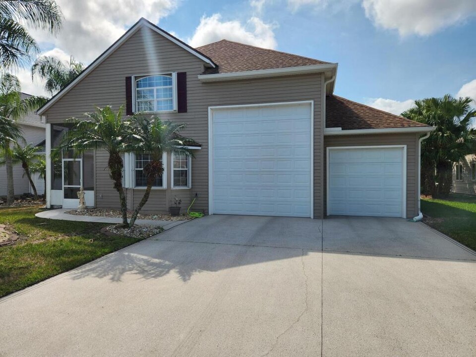 936 Grande Haven Dr in Titusville, FL - Building Photo