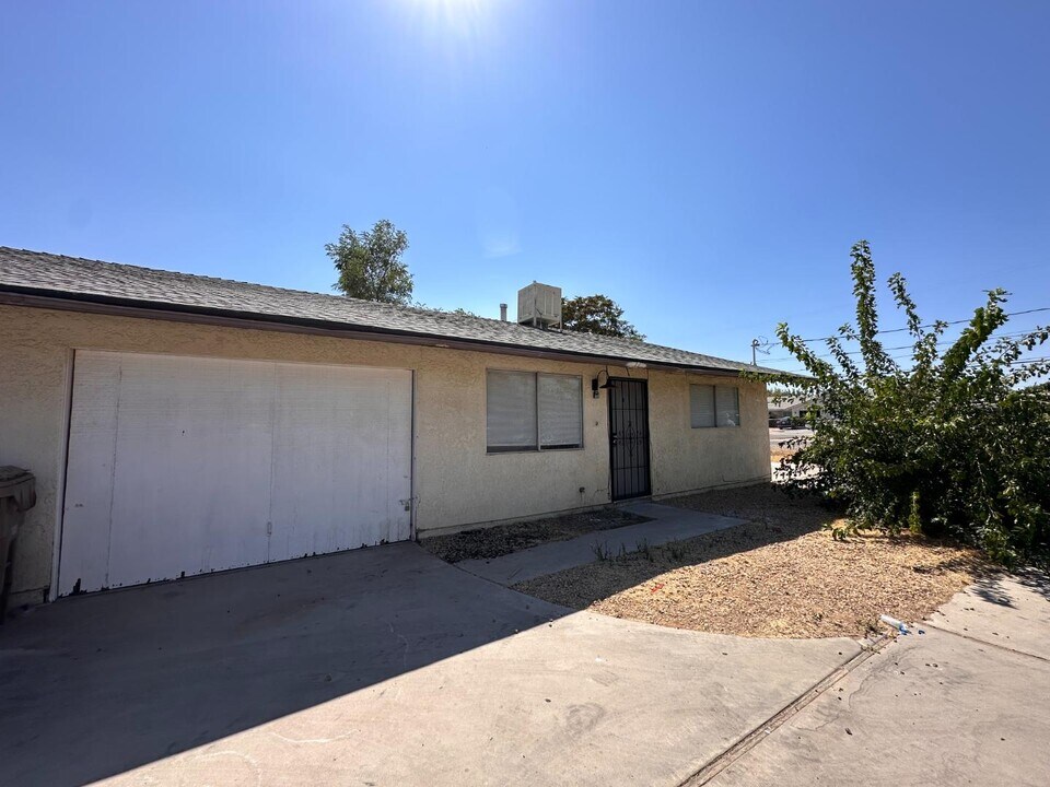 16260 Orange St in Hesperia, CA - Building Photo
