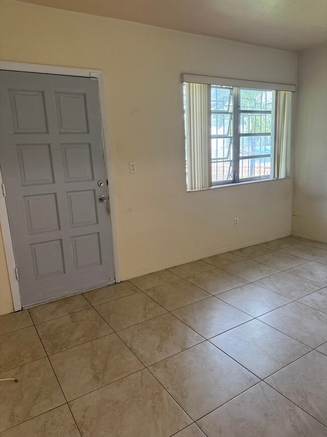 670 NE 132nd St, Unit Beautiful 1-Bedroom in North Miami, FL - Building Photo - Building Photo