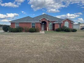 104 Cinnamon Ct in Weatherford, TX - Building Photo