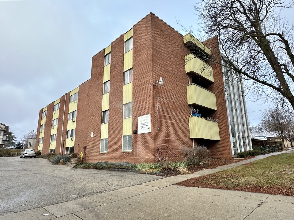 430 Harrison Ave, Unit 104 in Beloit, WI - Building Photo