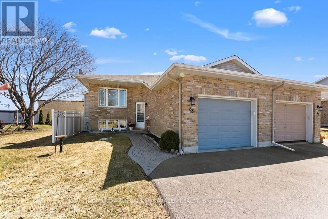 88 Thomas St S in Arnprior, ON - Building Photo