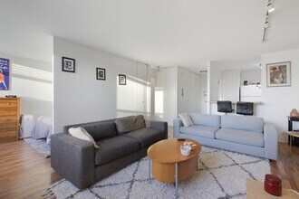 1355 N Sandburg Ter, Unit #  0303D in Chicago, IL - Foto de edificio - Building Photo