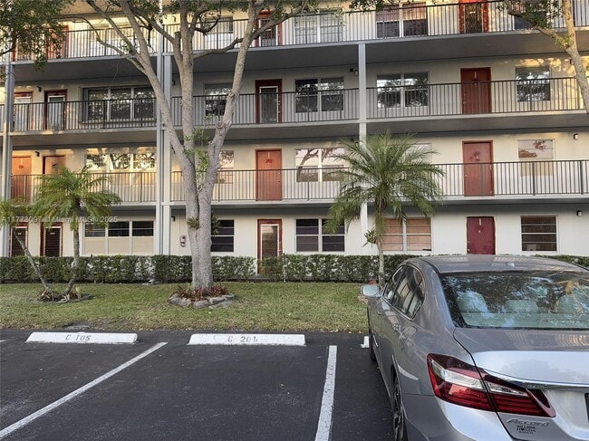 1401 SW 134th Way in Pembroke Pines, FL - Building Photo - Building Photo