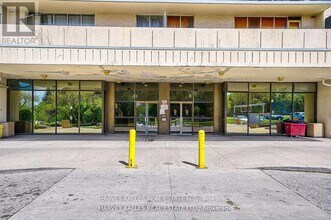 2000 Sheppard Ave W in Toronto, ON - Building Photo - Building Photo