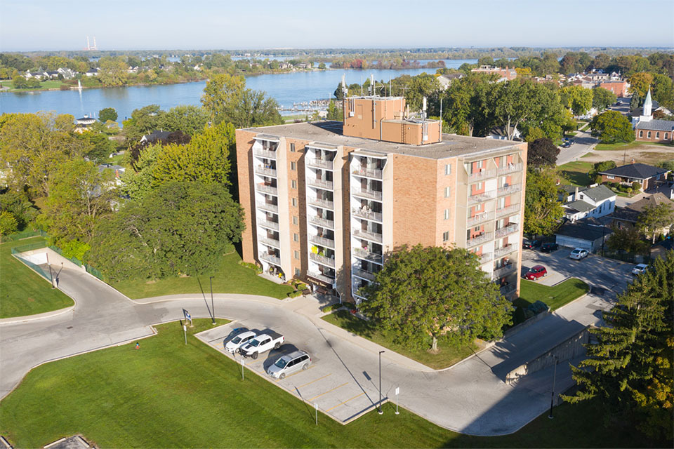 Pickering Tower Apartments in Amherstburg, ON - Building Photo