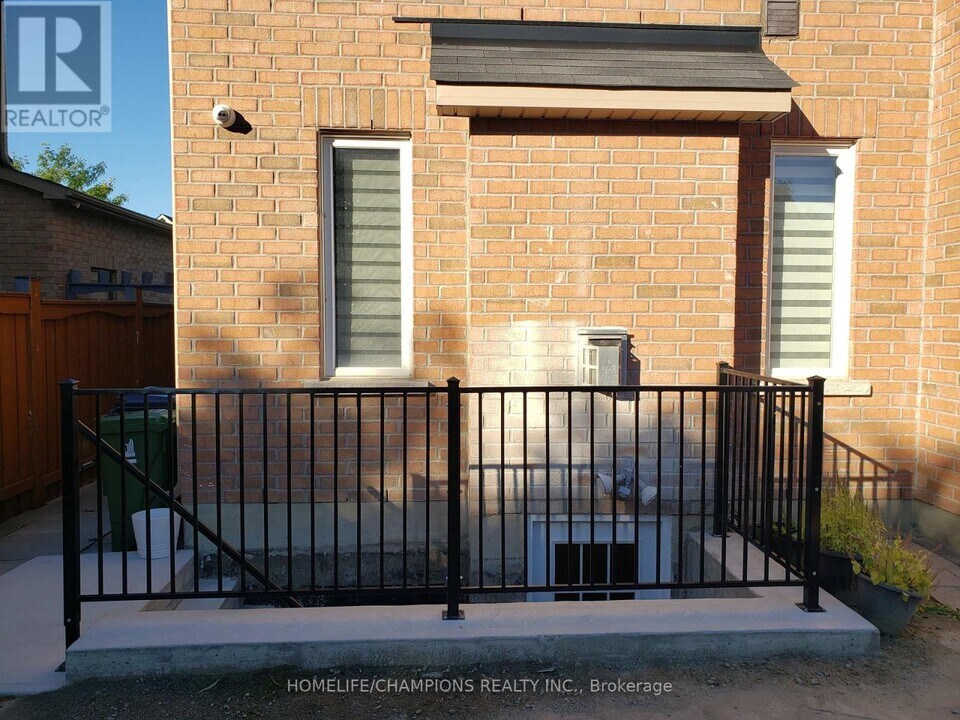 7 Archimedes Ct in Toronto, ON - Building Photo