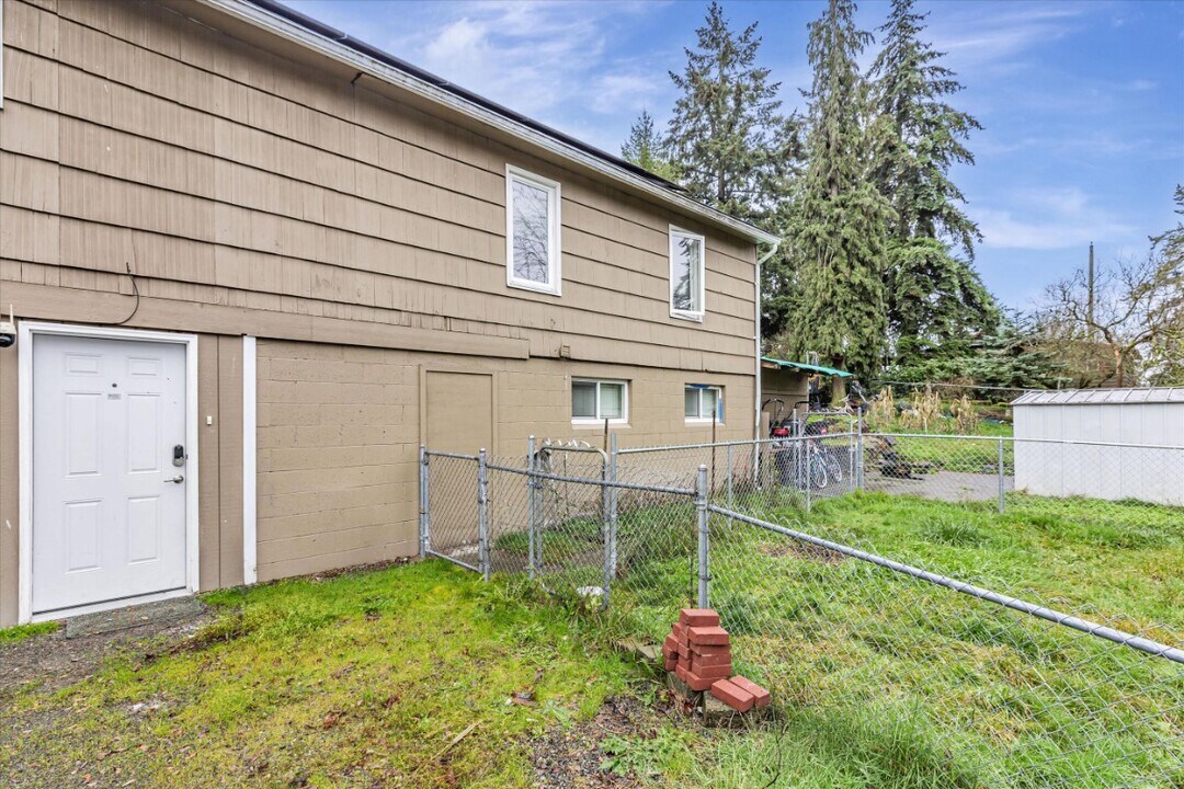 11002 Ainsworth Ave S, Unit A in Parkland, WA - Building Photo
