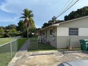 2742 NW 49th St in Miami, FL - Building Photo - Building Photo