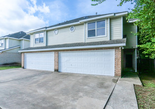 University Woods Duplexes in Waco, TX - Building Photo - Building Photo