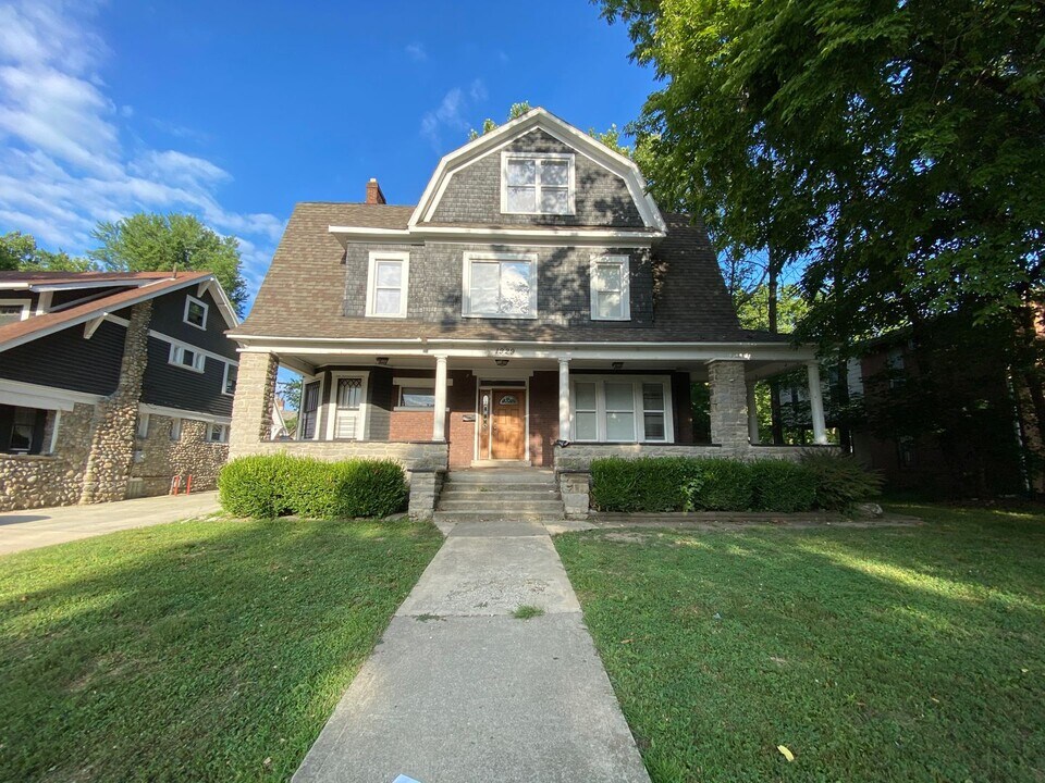 1929 Summit St in Columbus, OH - Building Photo