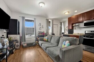 3807 W Altgeld St in Chicago, IL - Building Photo - Building Photo