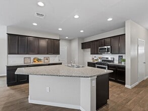 117 Stellamar Dr in Hutto, TX - Building Photo - Building Photo