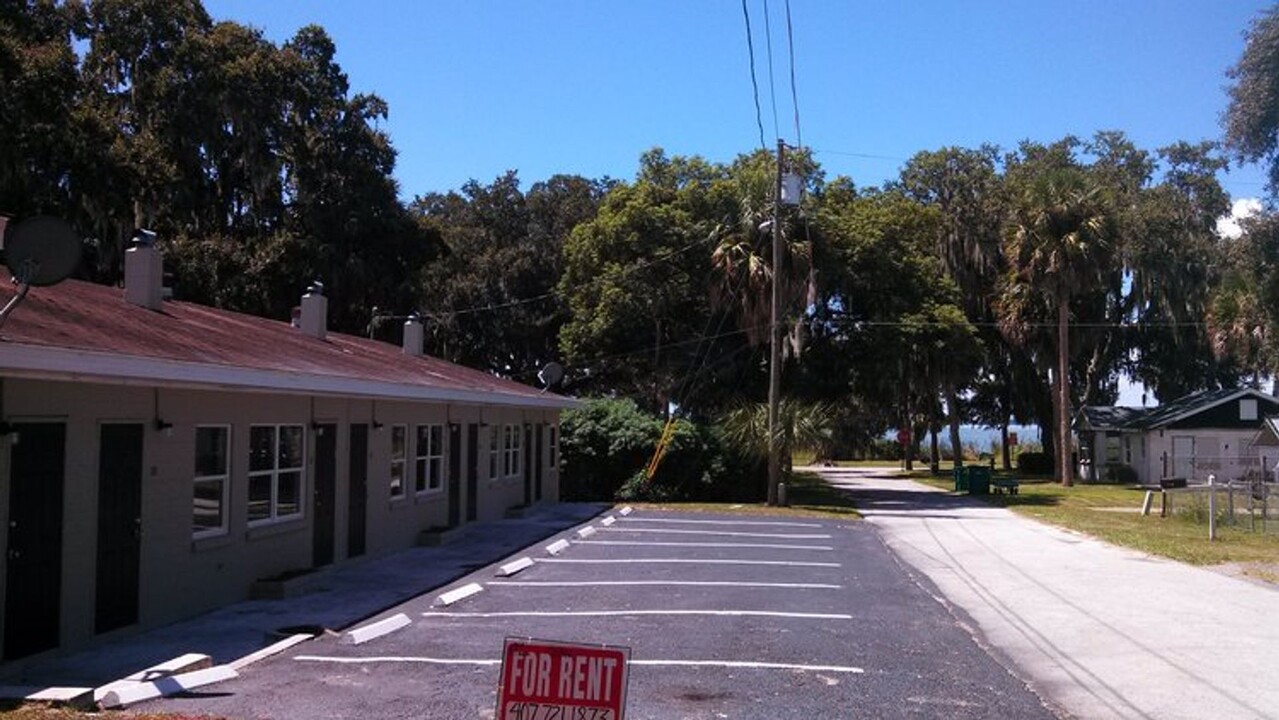 18 W Herrick Dr in Eustis, FL - Building Photo