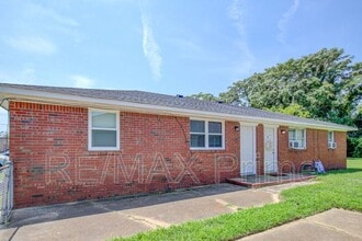 7919 Thompson Rd in Norfolk, VA - Foto de edificio - Building Photo