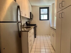 333 E 49th St, Unit 7O in New York, NY - Building Photo - Building Photo