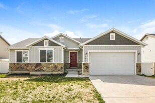 4621 S W Pk Dr in Roy, UT - Building Photo