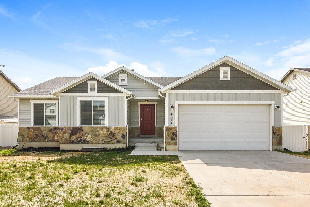 4621 S W Pk Dr in Roy, UT - Building Photo
