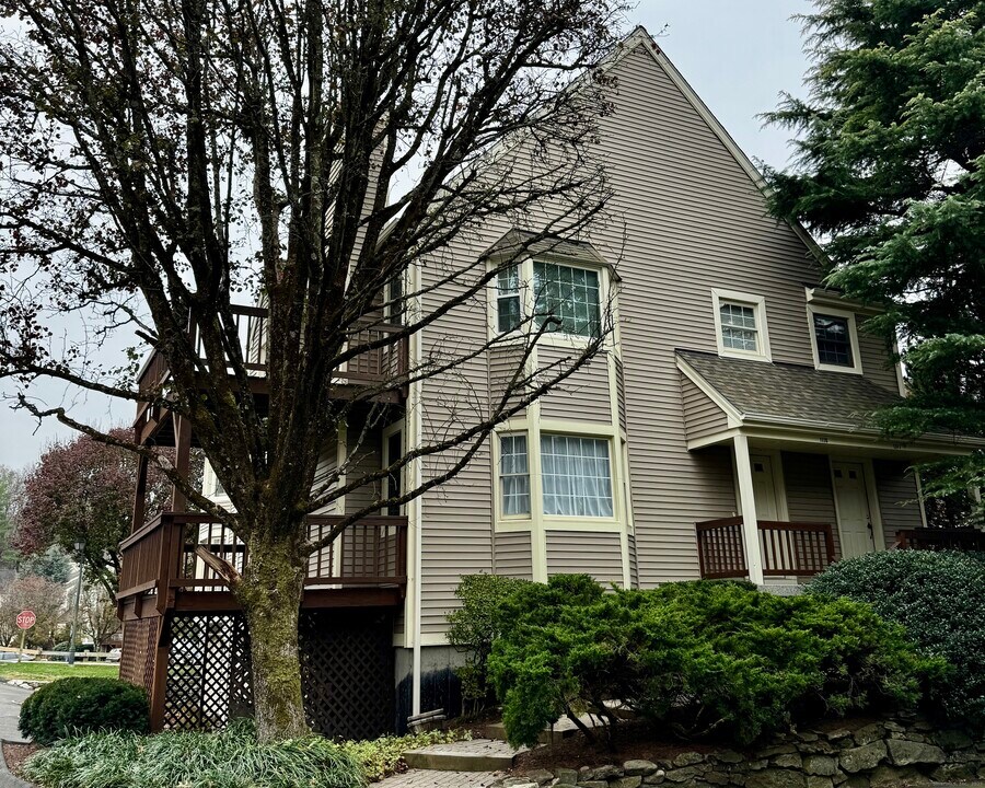 1118 Foxboro Dr in Norwalk, CT - Building Photo