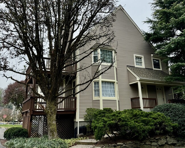 property at 1118 Foxboro Dr