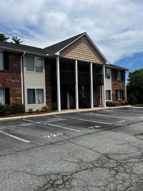 property at 718 Westbrook Ct