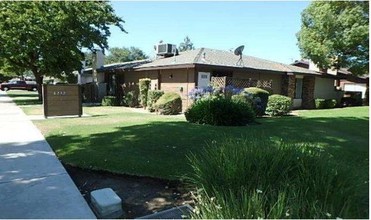 6712 N Half Moon Dr in Bakersfield, CA - Foto de edificio - Building Photo