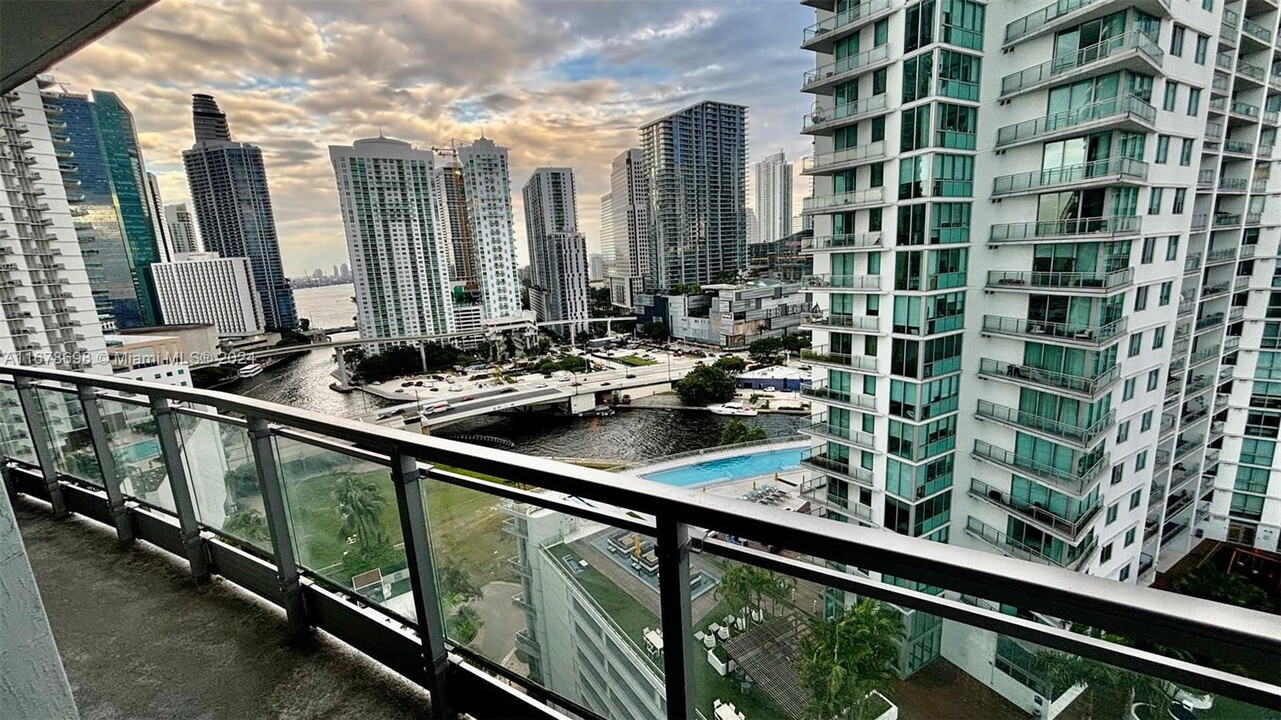 90 SW 3rd St, Unit 2113 in Miami, FL - Building Photo