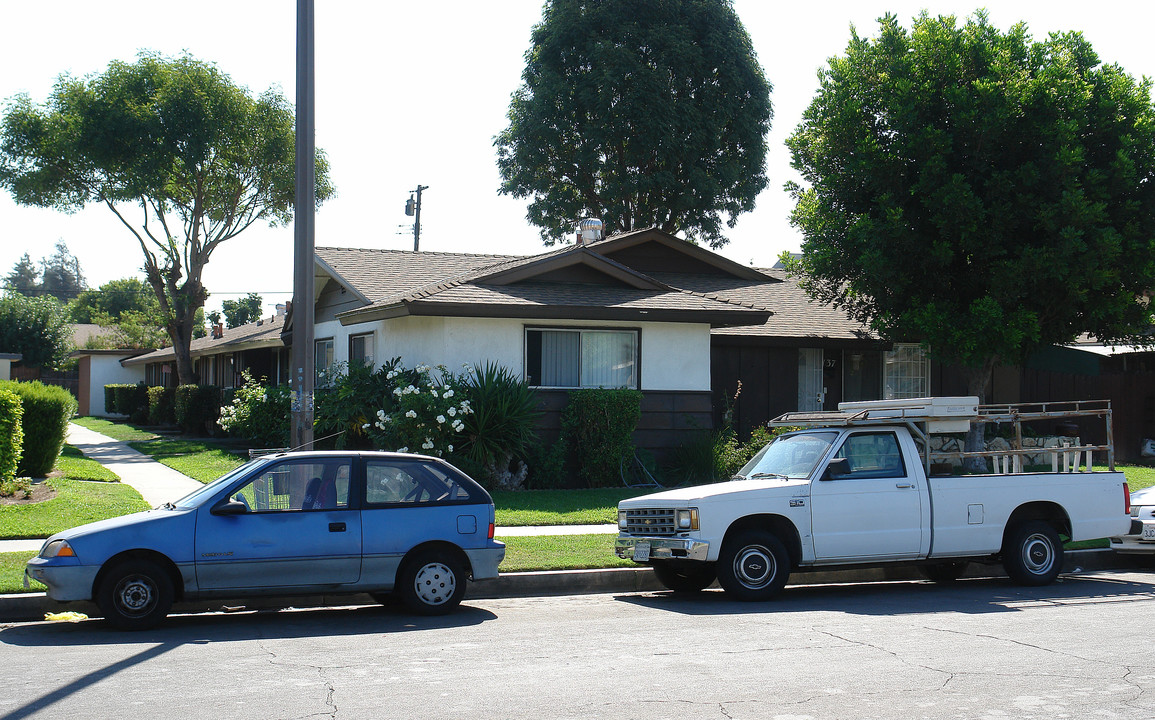 137-147 N Holly St in Orange, CA - Building Photo