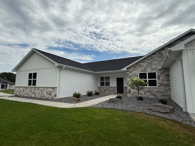 2129 Clover Field Dr in Green Bay, WI - Foto de edificio - Building Photo
