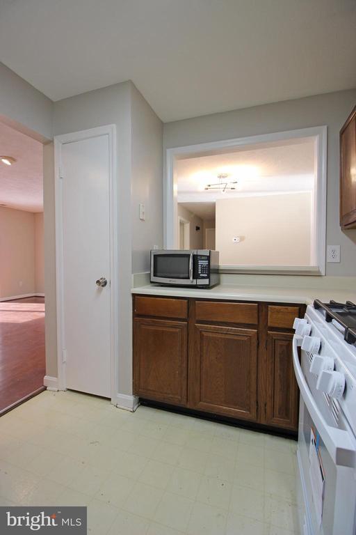 10182 Oakton Terrace Rd in Oakton, VA - Building Photo - Building Photo