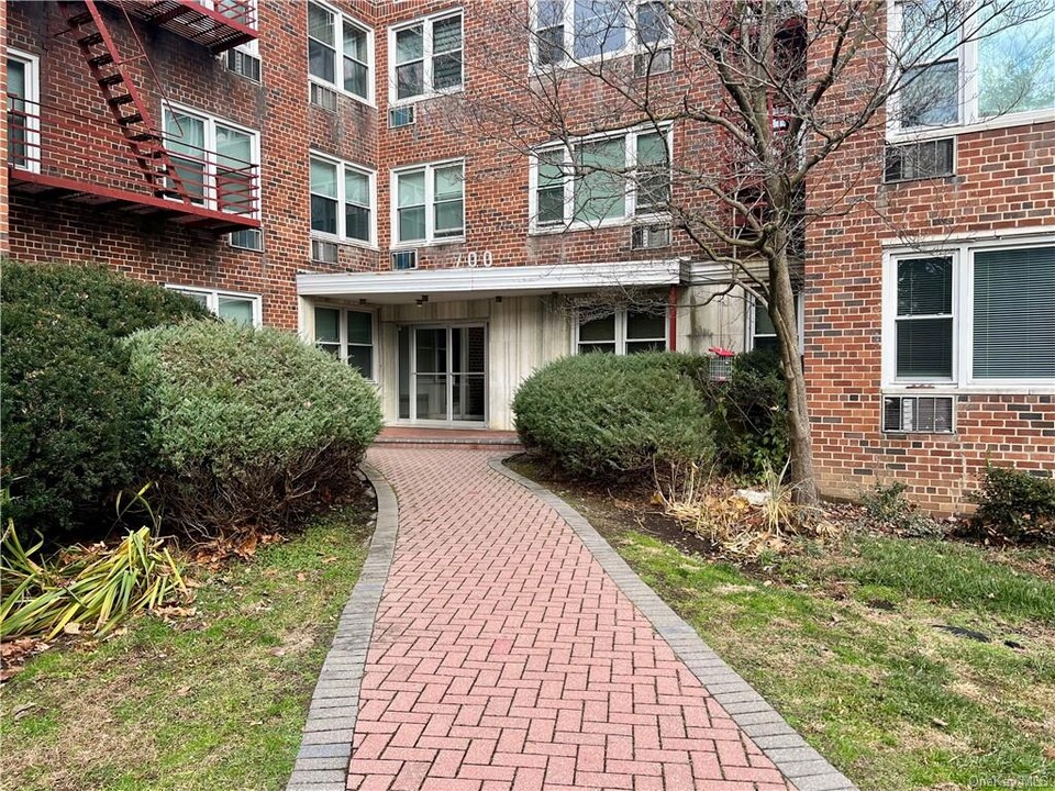 700 Scarsdale Ave-Unit -1V in Scarsdale, NY - Building Photo