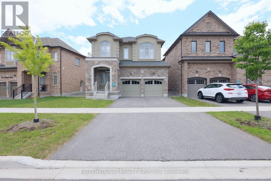 327 Northglen Blvd in Bowmanville, ON - Building Photo