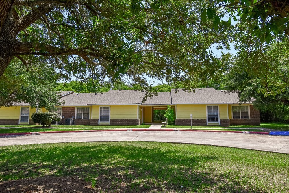 1803 Gray St in Palacios, TX - Building Photo