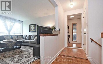 34 Seaton Dr in Aurora, ON - Building Photo - Building Photo