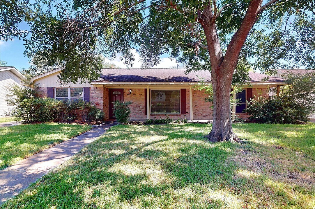 5850 Braesheather Dr in Houston, TX - Building Photo