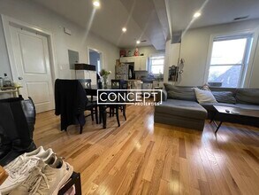 721 Parker St in Boston, MA - Foto de edificio - Building Photo